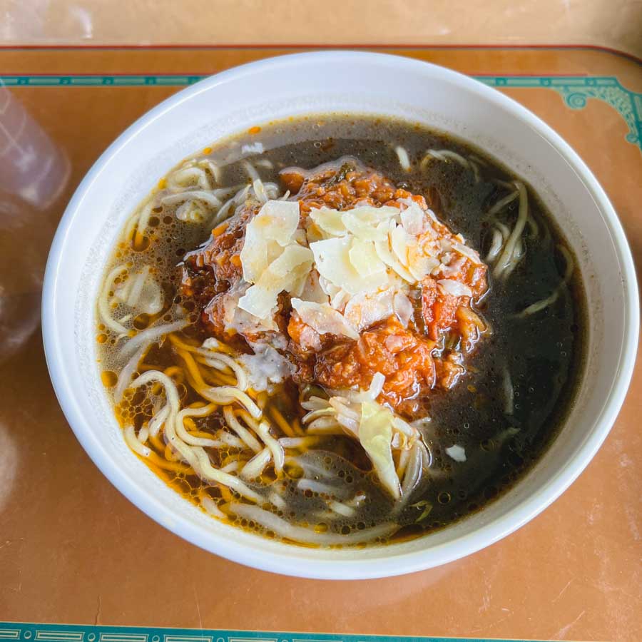 黒胡麻とトマトとパルメザンチーズの担担麵　写真