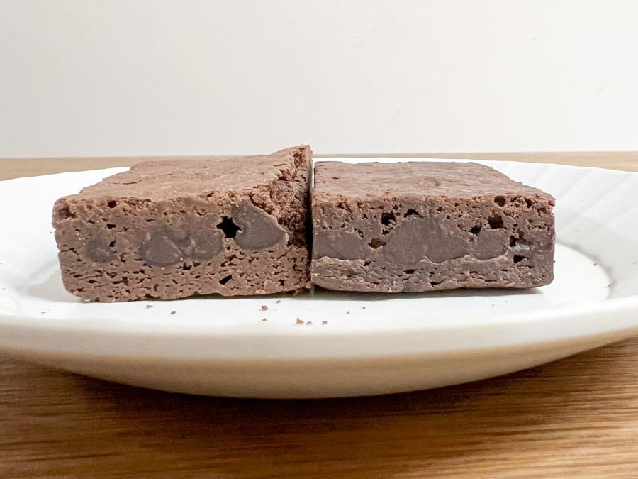 ブラウニーvs世にもおいしいチョコブラウニー 厚み比較