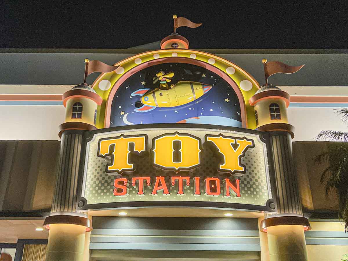 トイステーション看板