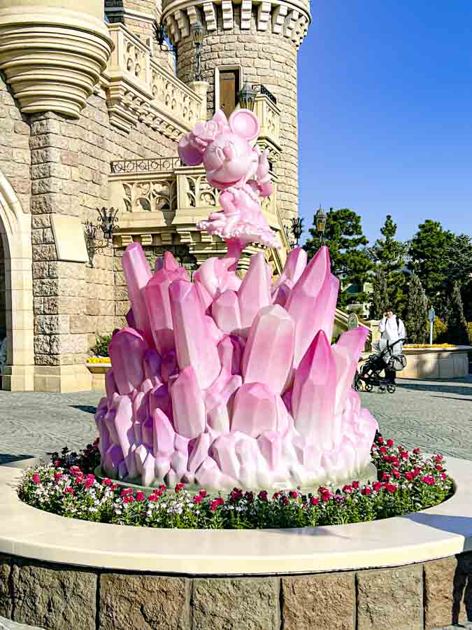 クリスタルミニー　モニュメント（昼）