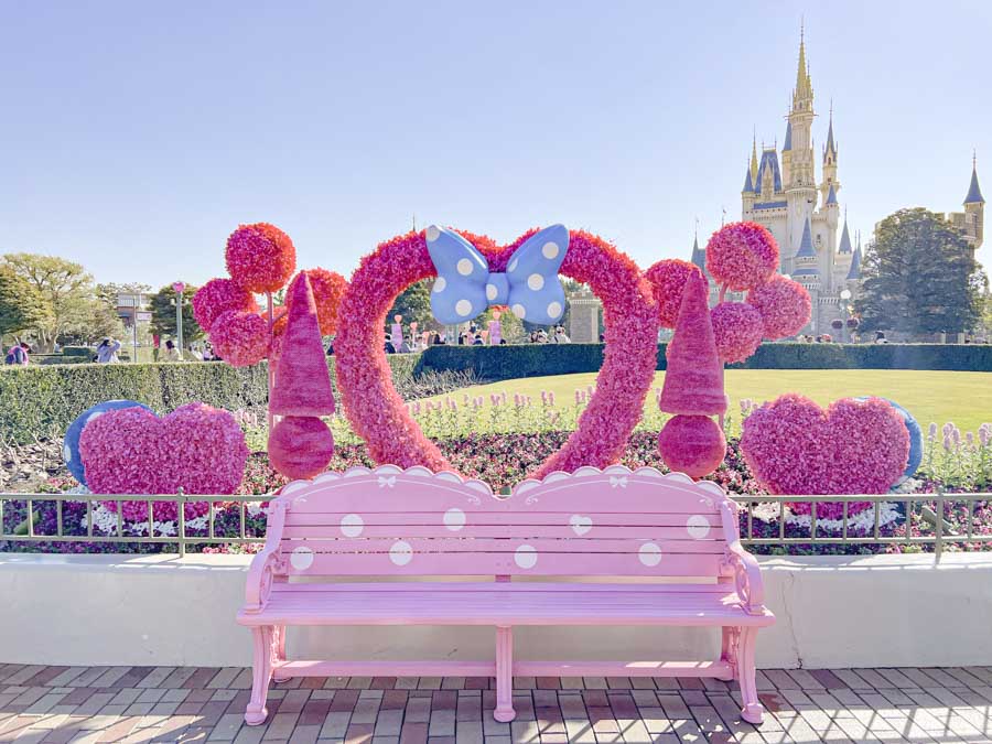 シンデレラ城前横　水玉模様ベンチ