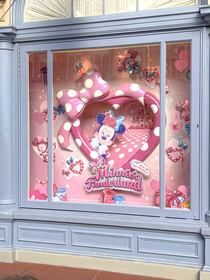 ミキカン前ショーウィンドウ