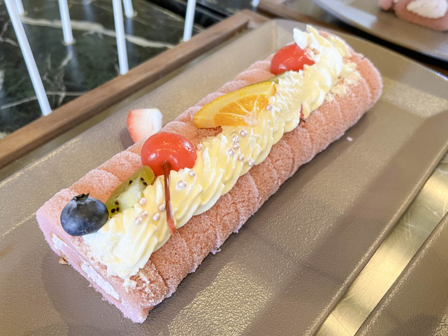 ストロベリーロールケーキ