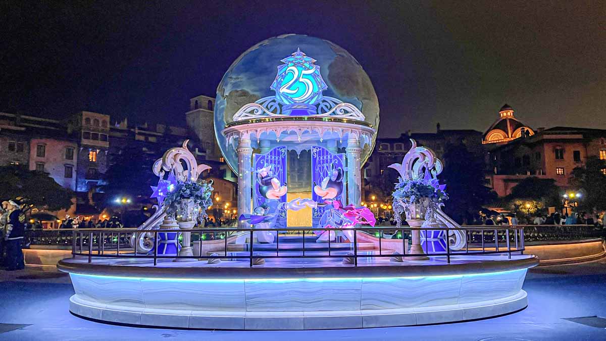 25周年ミッキー&ミニーモニュメント(夜)