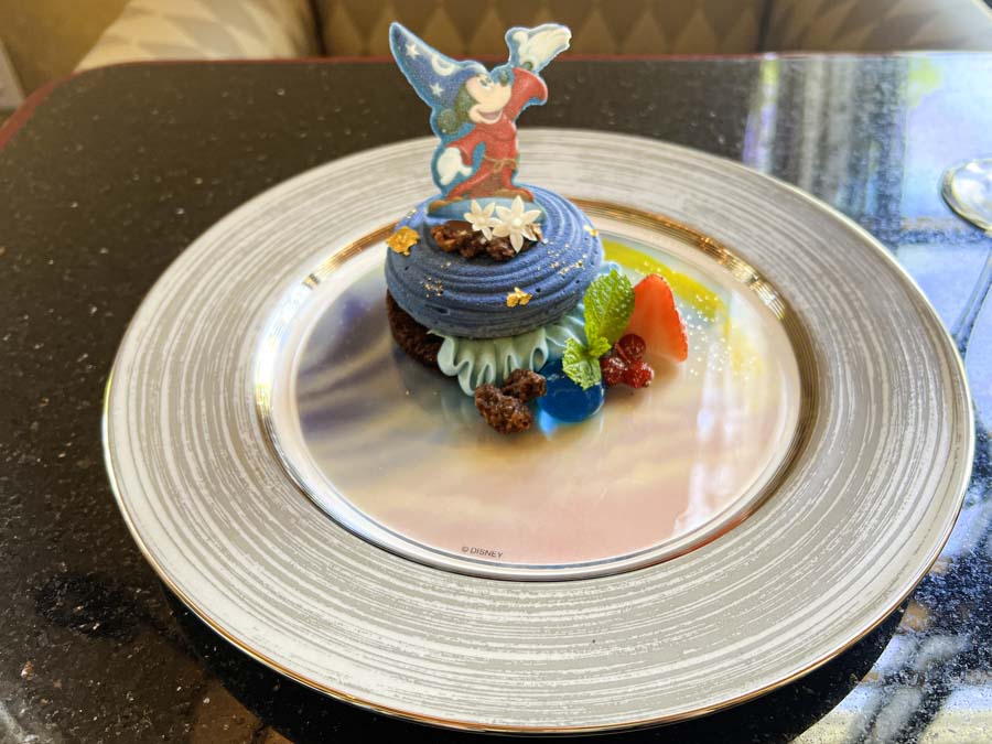 トンカ豆ガナッシュ入り塩キャラメルムース　プレート込み写真