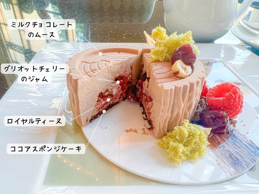 グリオットチェリーとミルクチョコレートのケーキ　断面図